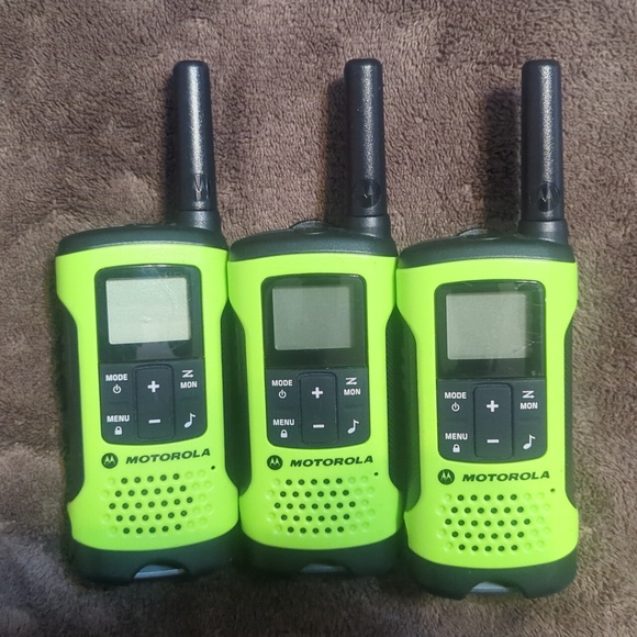Pack of 3 MOTOROLA lime green Walkie Talkies. Brand New 🆕 w/o box 🚫📦 - Picture 2 of 8